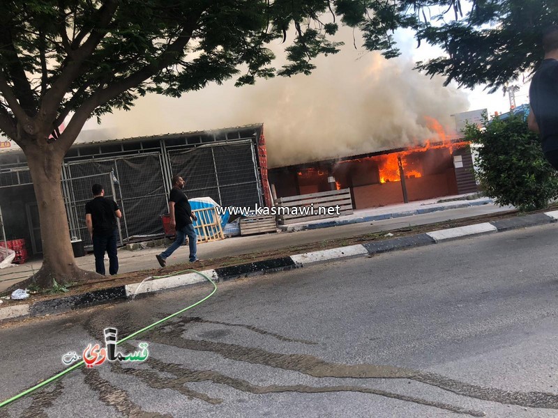  فيديو: اندلاع حريق في محل لبيع الفلافل على شارع ال 24 .. والشباب يسيطرون على الحريق قبل قدوم الاطفائية